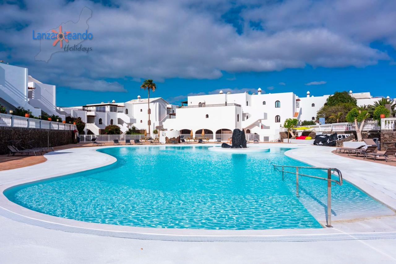 T239 - Black & White Apartment Costa Teguise